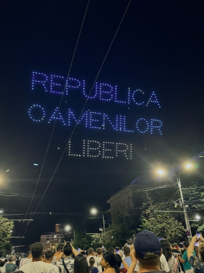 Cerul a prins viață: Show-ul cu drone care a scris „Republica Oamenilor Liberi”